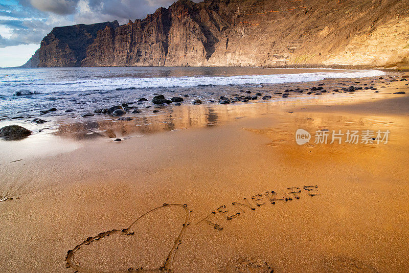心形和单一的世界特内里费写在沙滩上的Playa de Los Gigantes，特内里费，加那利群岛，西班牙-股票照片